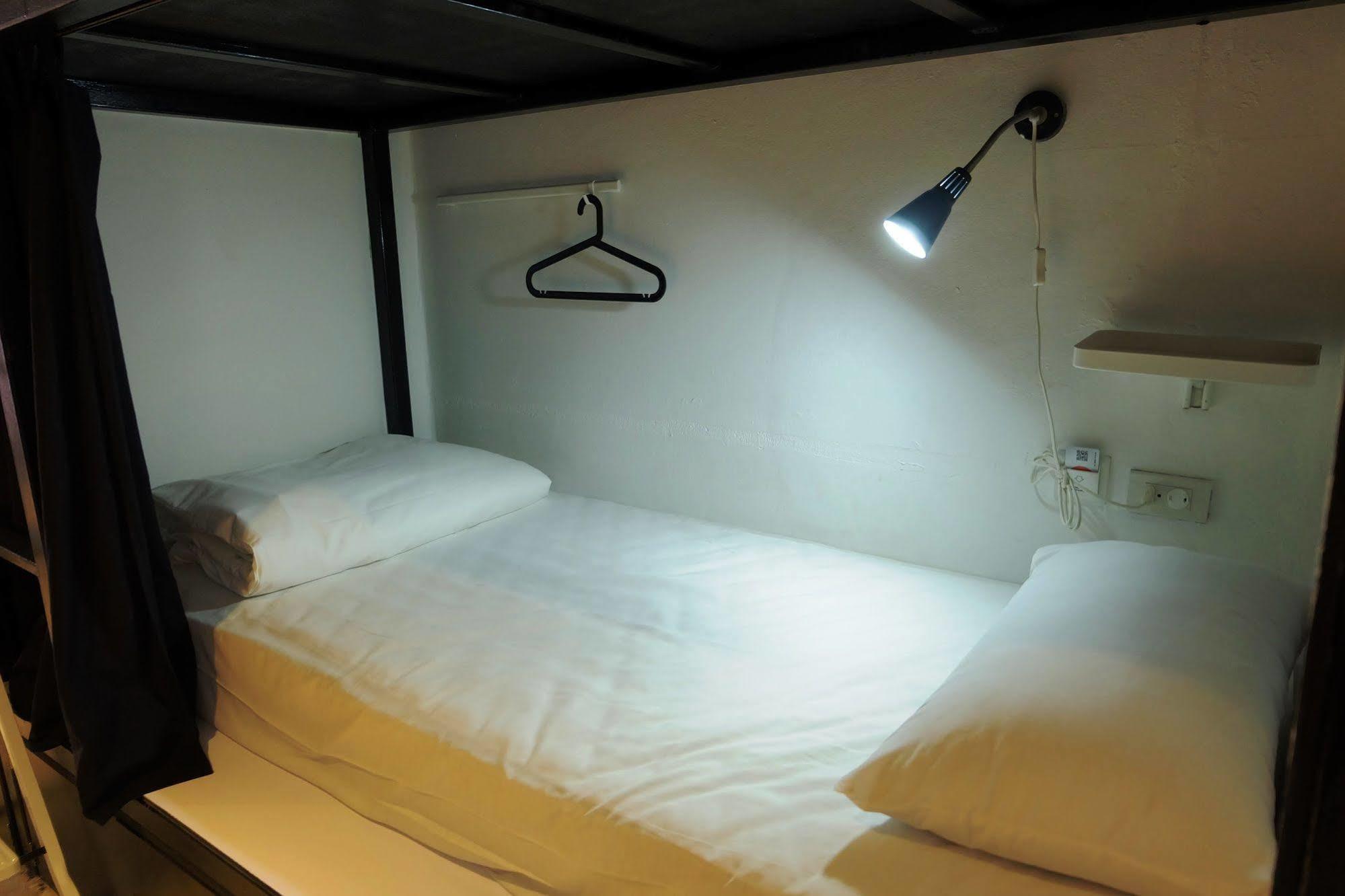 Seek Sleep Hostel Бангкок Экстерьер фото